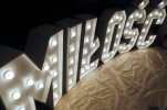 Podświetlana MIŁOŚĆ energooszczędnymi żarówkami LED - literowa dekoracja na wesele