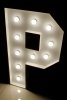 Litera P podświetlana żarówkami LED, o wysokości 1 metra, na wynajem w Opolu