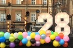 Podświetlane CYFRY jako dekoracja sceny podczas 28 finału WIELKIEJ ORKIESTRY ŚWIĄTECZNEJ POMOCY