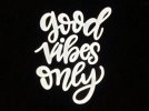 Swiecąca dekoracja Good Vibes Only, neon LED na wynajem