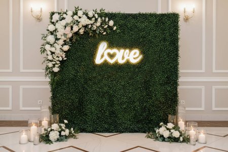 Bukszpan za stołem Pary Młodej – florystyczna dekoracja weselna