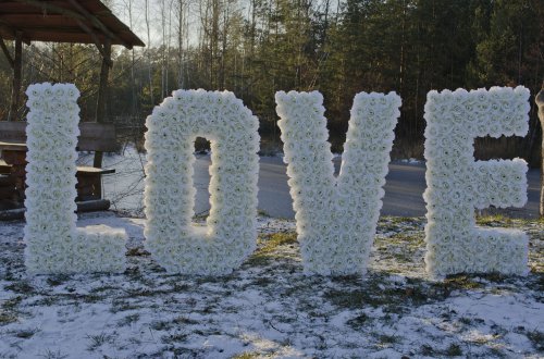 Kwiatowe litery LOVE na wynajem na wesele w Opolu