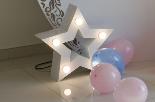 Gwiazdki podświetlane żarówkami, dekoracja na wynajem, dodatek do urodzin
