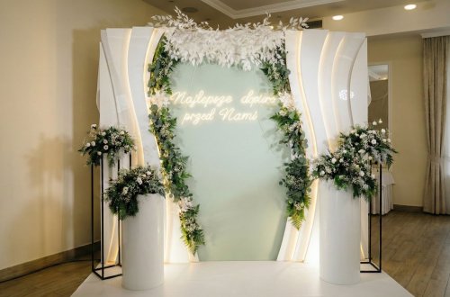 Ścianka weselna łącząca naturę z nowoczesnością w świetle neonu, kolor seledynowy