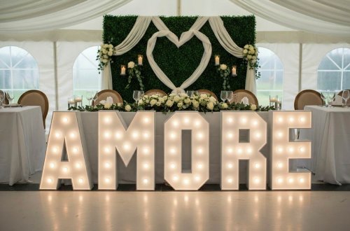 AMORE przed stołem Pary Młodej, dekoracja pierwszego planu; wynajem liter świetlnych na wesele.