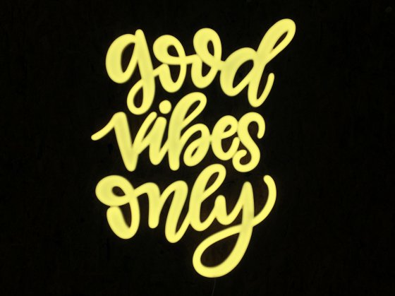 Świecący napis Good Vibes Only na wynajem niezbędnik każdego zespołu muzycznego, czy dj