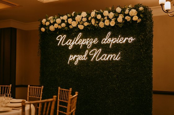 Świecąca dekoracja NAjlepsze dopiero przed Nami, na wynajem na wesele, ślub, rocznicę, urodziny
