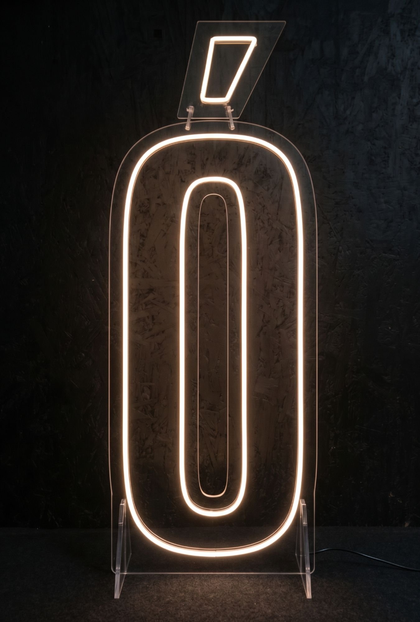 Podświetlana litera &Oacute; LED 120 cm &ndash; wynajem stojących liter do nazw i napis&oacute;w świetlnych