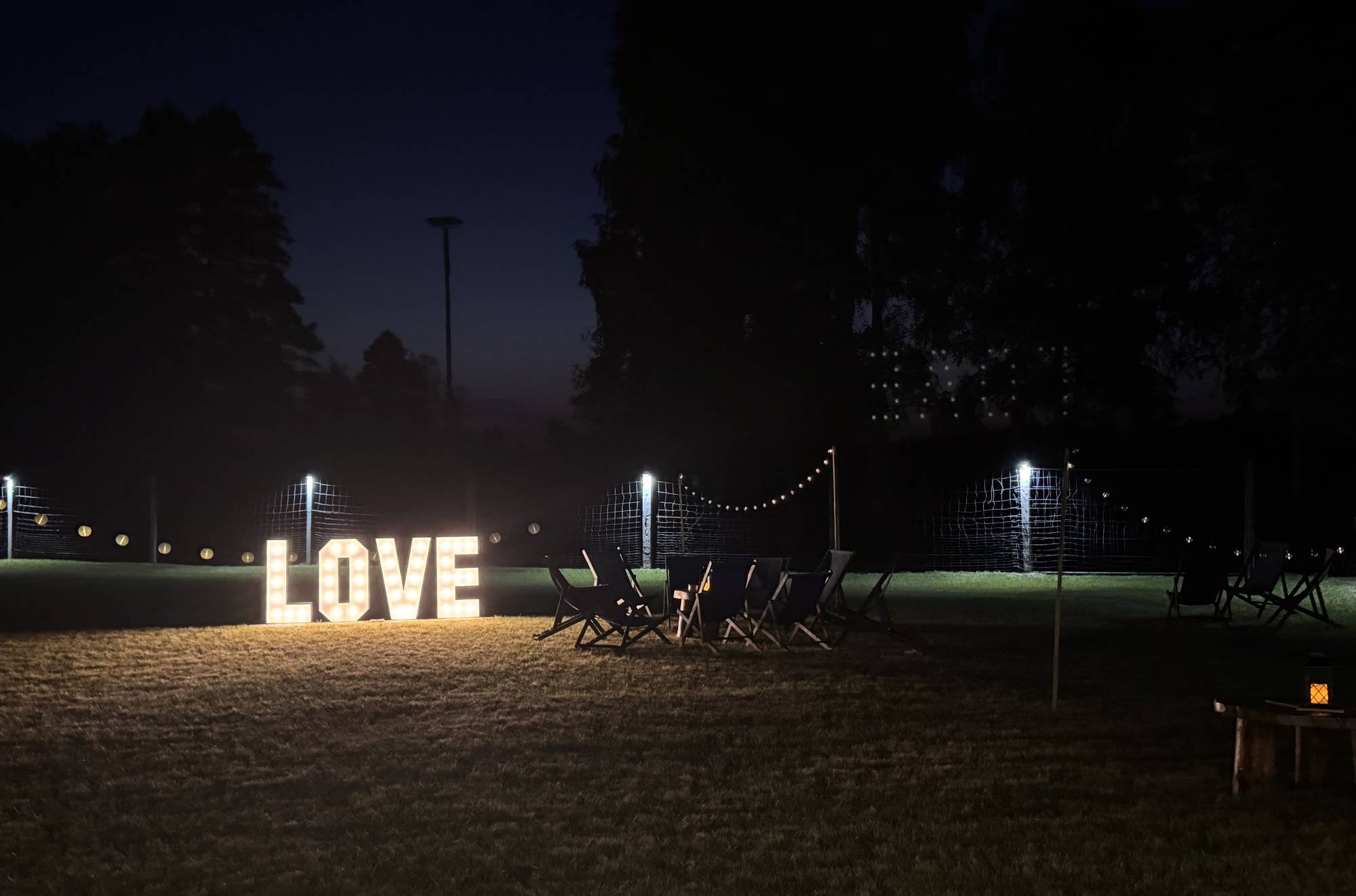 LOVE po zmroku – ciepłe żarówki, romantyczna plenerowa sceneria.